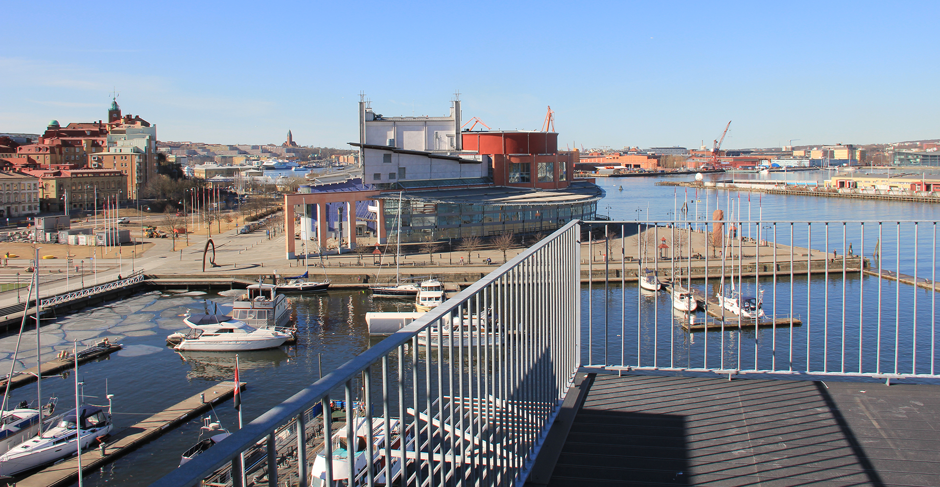 Balkong med utsikt mot operan och vattnet med båtar i Göteborg