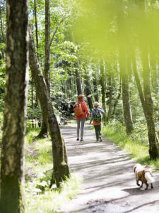 Bild med mamma och barn som promenerar i Änggårdsbergen Södra Änggården Högsbo