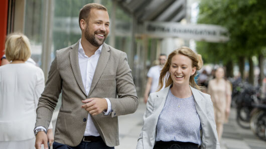 Man och kvinna som går i centrala Göteborg