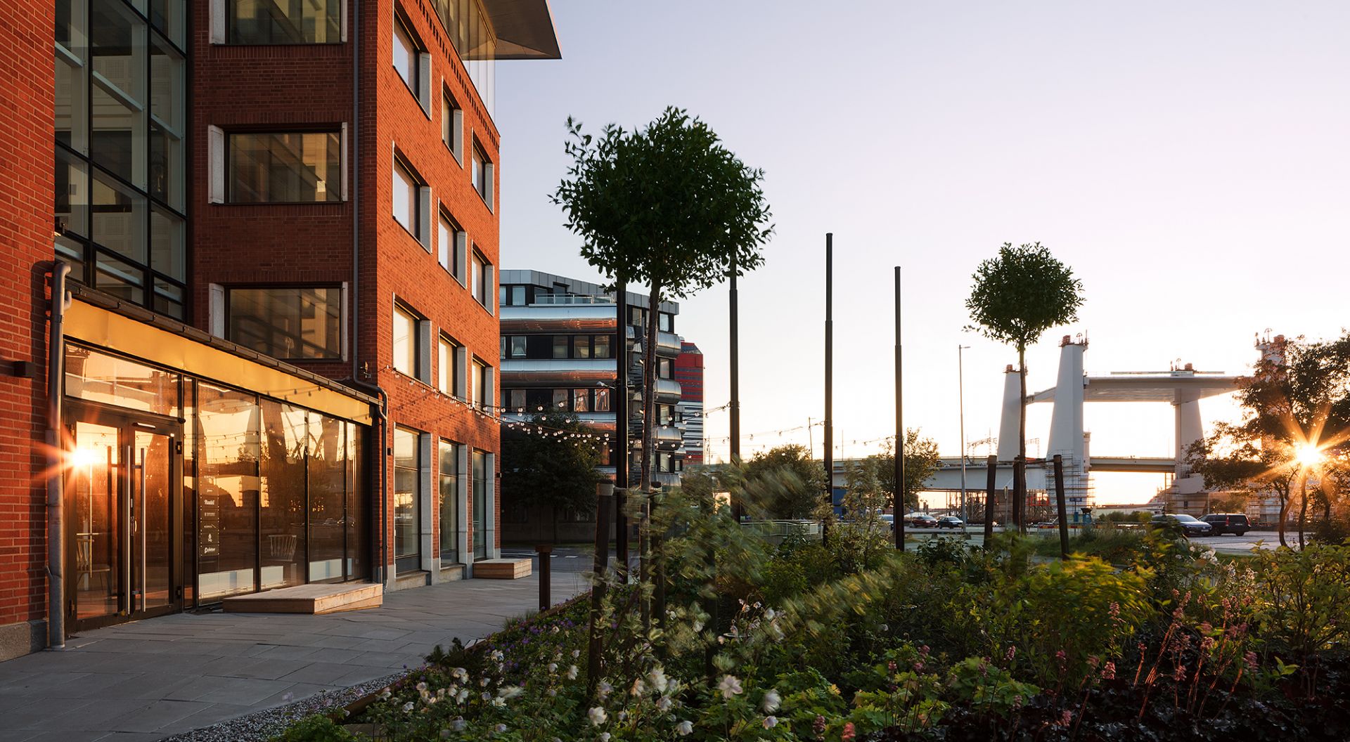 Kopplingen till vattnet har blivit tydligare både genom uteplatsen mot älven och den unika utblicken man får över älven och den nya Hisingsbron. Foto: Kanozi Arkitekter i samarbete med fotograf Calle Wärnelöv.