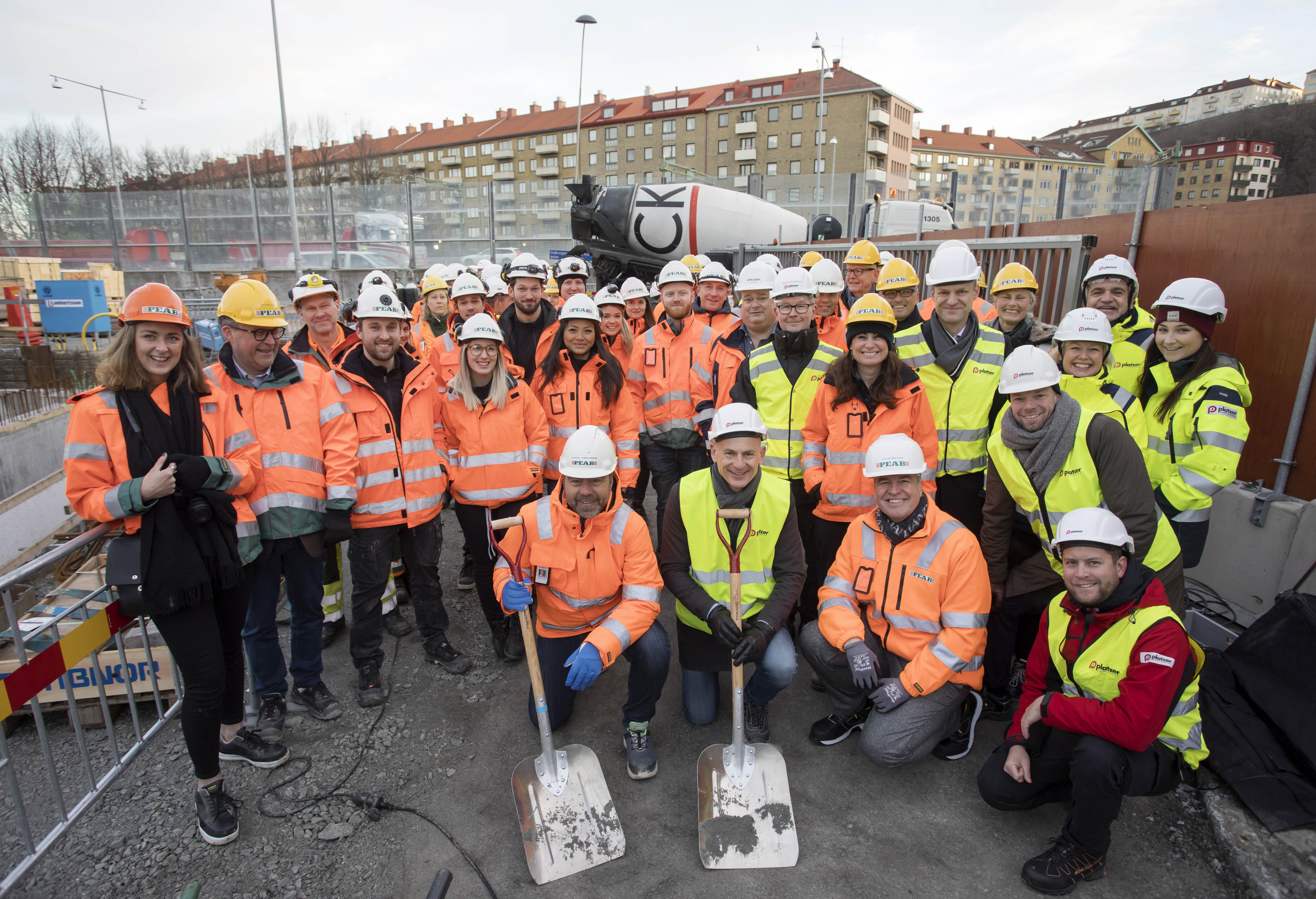 En samling personer med bygghjälmar på en byggarbetsplats